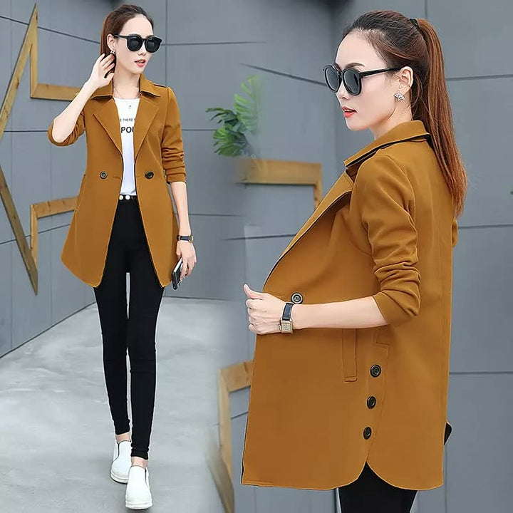 Frau in braunem Blazer, schwarze Hose, Sonnenbrille, modisch, urbaner Stil.