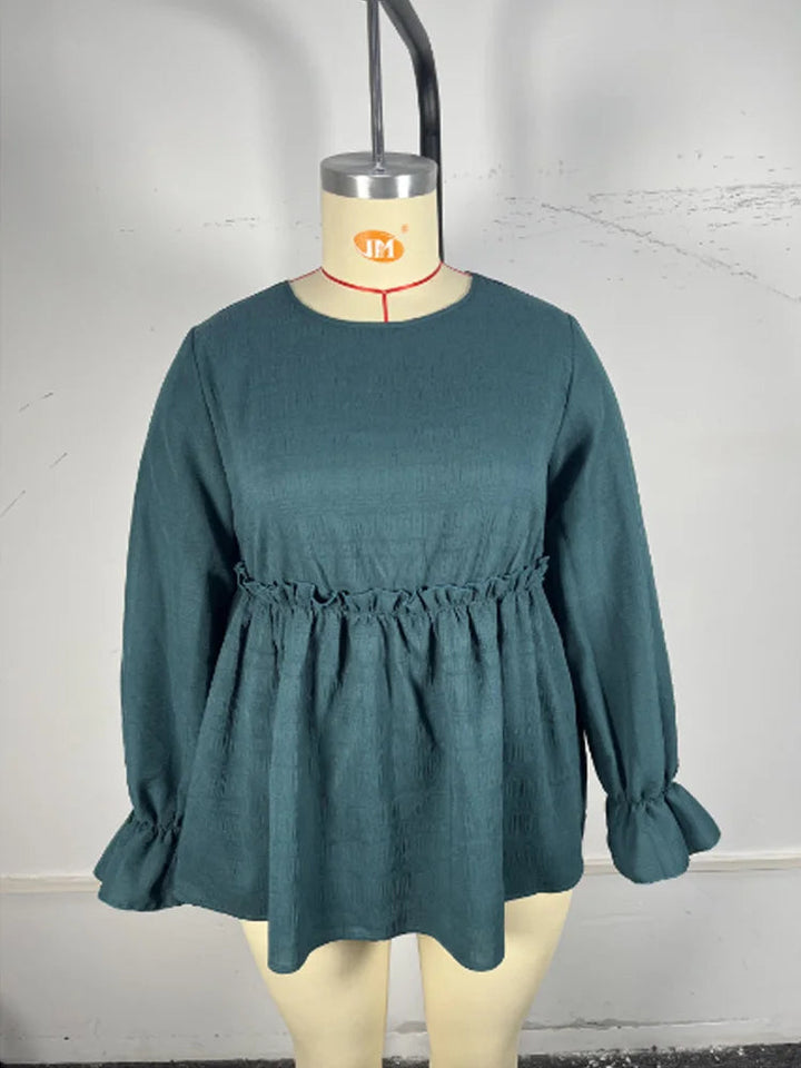 Grüne Damenbluse mit langen Ärmeln, Rüschenbund, aus Baumwolle, auf Schneiderpuppe.