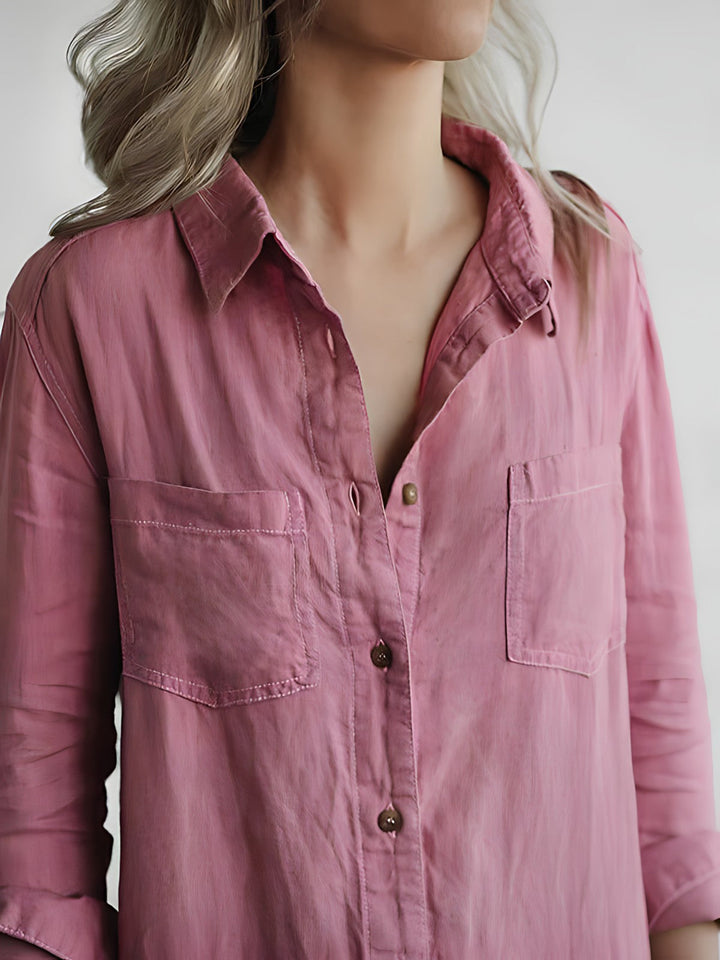 Frau in rosa Bluse aus Baumwolle, lässiger Stil, Langarm, Knopfleiste, Modefotografie.