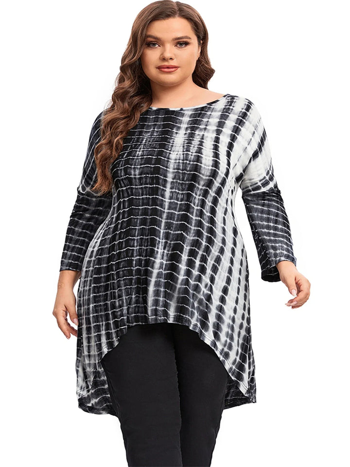 Frau in schwarz-weißem Batik-Tunika-Kleid, langärmelig, Plus-Size-Mode, lässiger Stil.