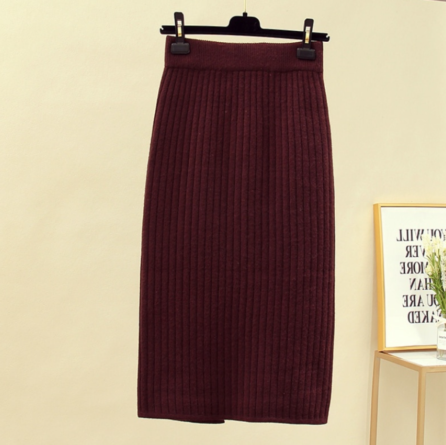 Bordeauxfarbener Strickrock, gerippt, knielang, Damenmode, elegant, Herbst-Winter-Kollektion.