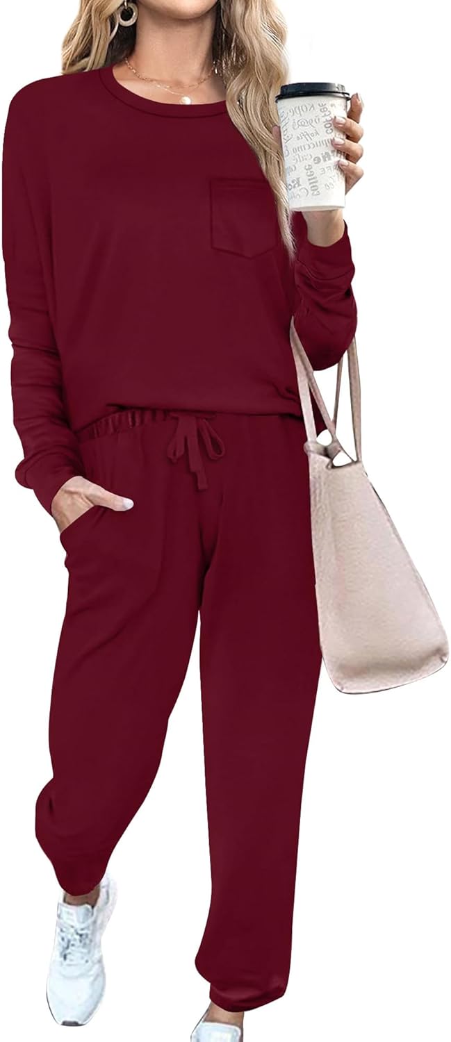 Frau in bordeauxrotem Jogginganzug mit Kaffeebecher und beiger Tasche, Freizeitmode Damen.