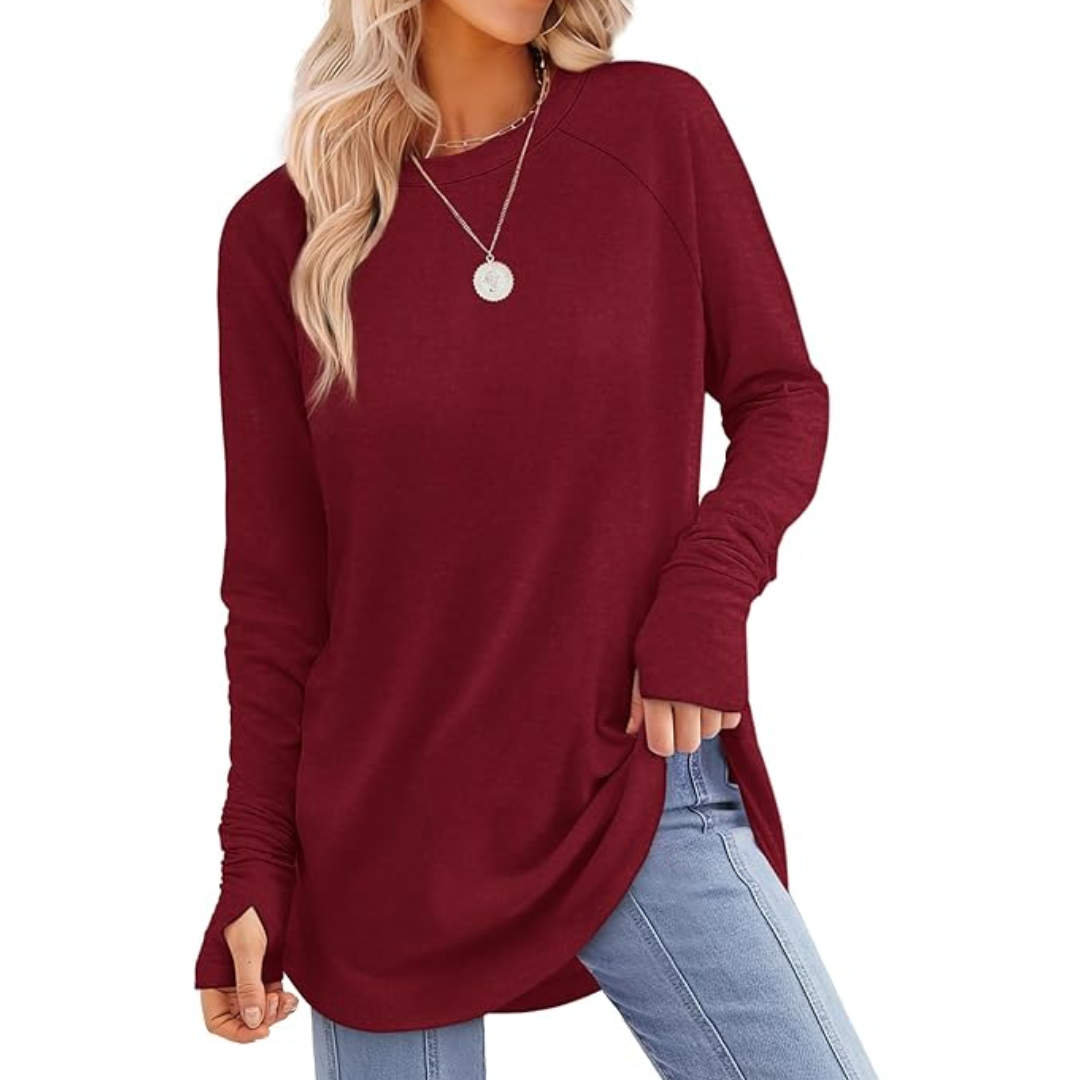 Frau in bordeauxrotem Langarmshirt und blauer Jeans, lässige Mode, Herbstkleidung.