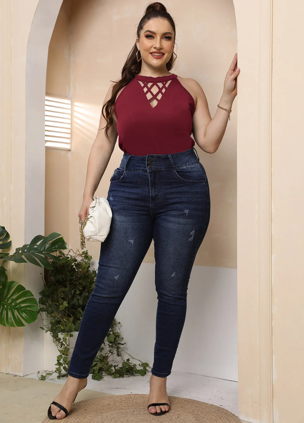 Frau in bordeauxrotem Top und blauer Jeans, lässige Mode, Plus-Size-Outfit, Sommerkleidung.