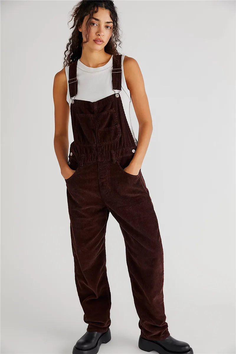 Frau in brauner Cord-Latzhose und weißem Top, modisch, lässig, Herbstmode, Damenbekleidung.