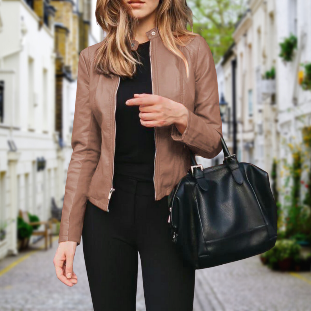 Frau in brauner Lederjacke mit schwarzer Handtasche auf Stadtstraße.