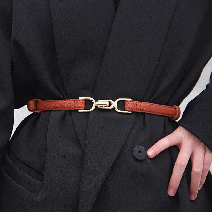 Brauner Ledergürtel mit goldener Schnalle, Damenmode, elegantes Accessoire, schwarzer Blazer.
