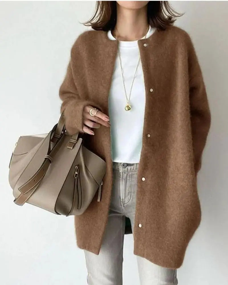 Frau in braunem Wollmantel mit beiger Handtasche, modisch, elegant, Herbstmode.