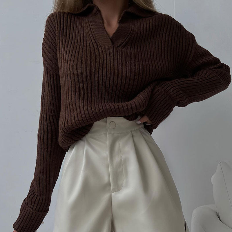 Dunkelbrauner Strickpullover Damen, V-Ausschnitt, langärmelig, modisch, Herbstmode.