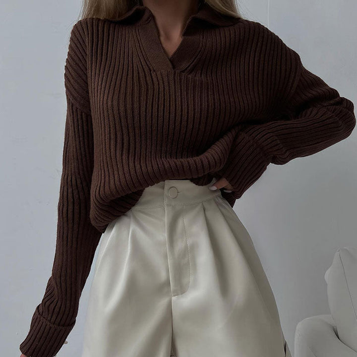 Dunkelbrauner Strickpullover Damen, V-Ausschnitt, langärmelig, modisch, Herbstmode.