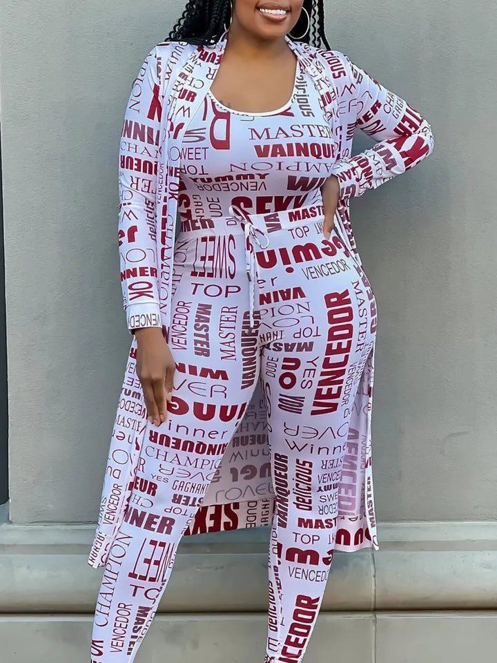 Frau in weißem, bedrucktem Jumpsuit mit rotem Textmuster, langem Cardigan, Modekleidung.