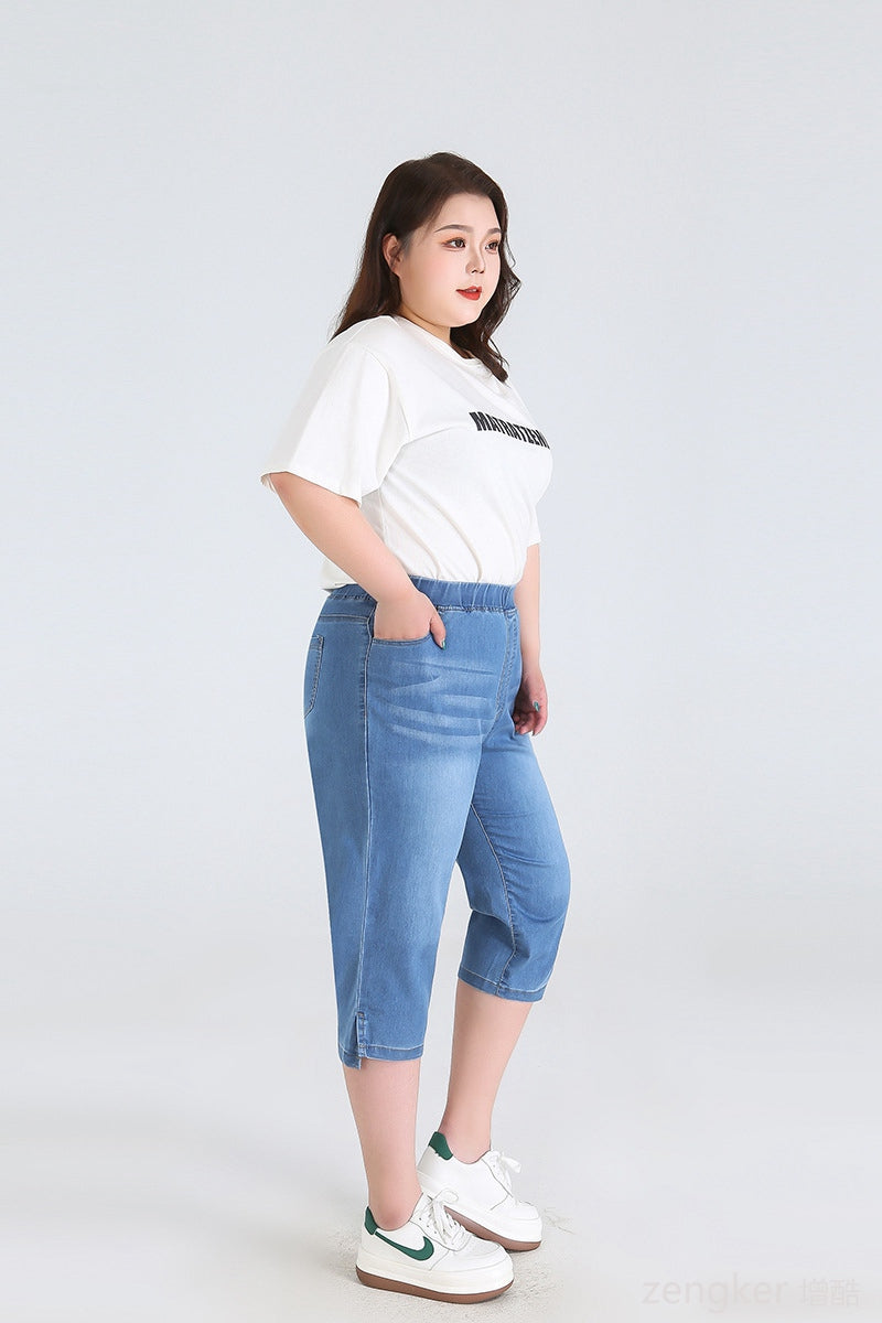 Frau in weißem T-Shirt und blauer Capri-Jeans, lässige Mode, Plus-Size, seitliches Profil.