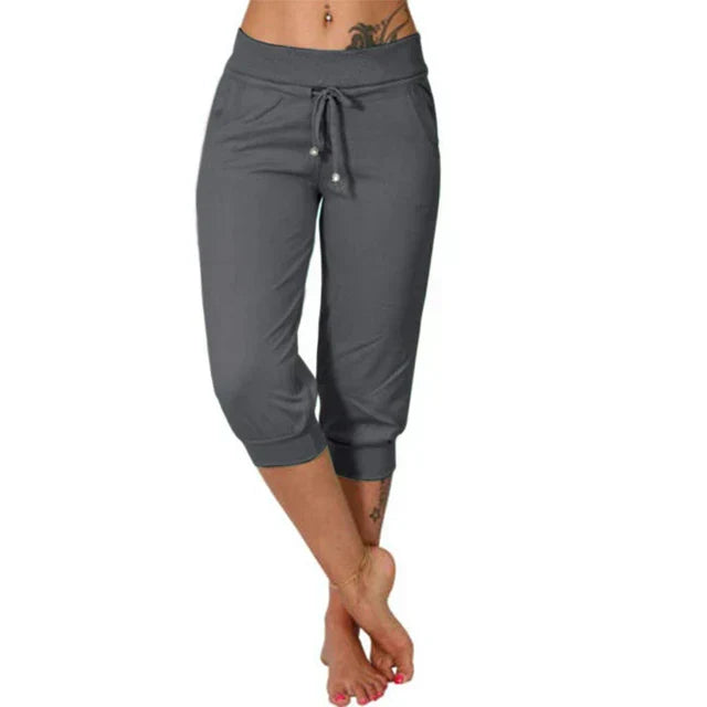 Graue Damen Capri-Yoga-Hose mit Kordelzug, Taschen, bequem, ideal für Sport und Freizeit.