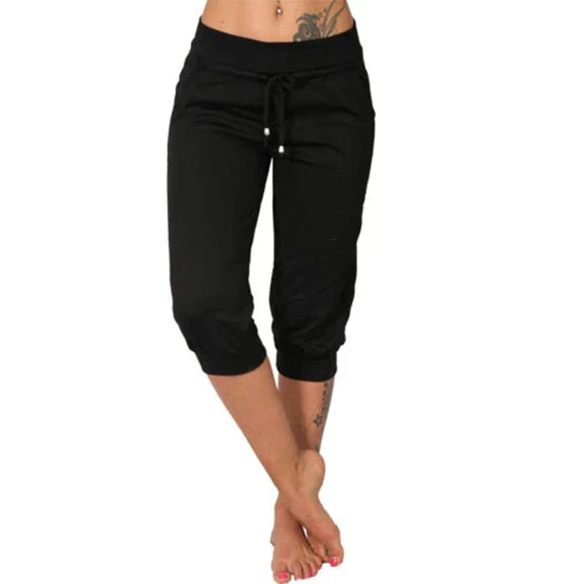 Schwarze Damen Capri-Yoga-Hose mit Kordelzug, Taschen, ideal für Sport und Freizeit.