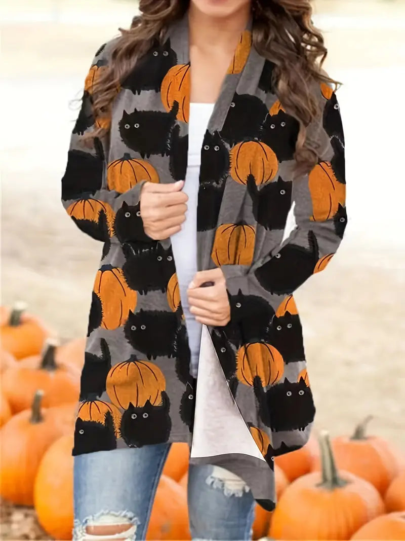 Frau trägt Halloween-Cardigan mit schwarzen Katzen und Kürbissen, Herbstmode, lässig, bunt.