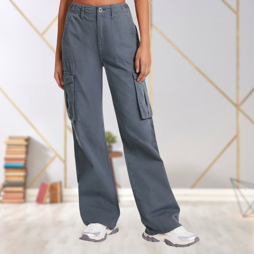 Frau in grauer Cargohose, weites Bein, Taschen, lässiger Stil, modisch, bequem.
