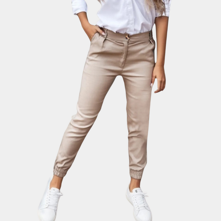 Damenhose Khaki, elastisch, Baumwolle, modisch, bequem, Freizeit, mit Taschen, weißes Hemd, Sneaker.