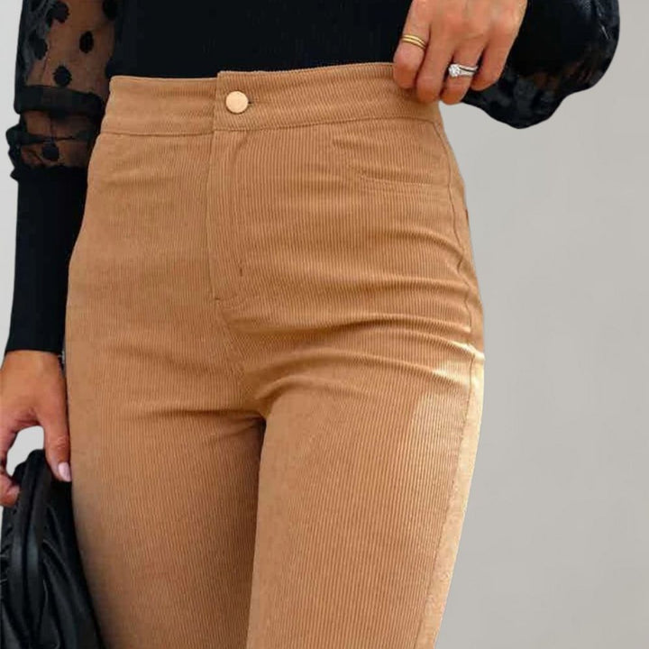 Damen Cordhose beige, hoch tailliert, Knopfverschluss, modisch, elegant, Herbstmode.