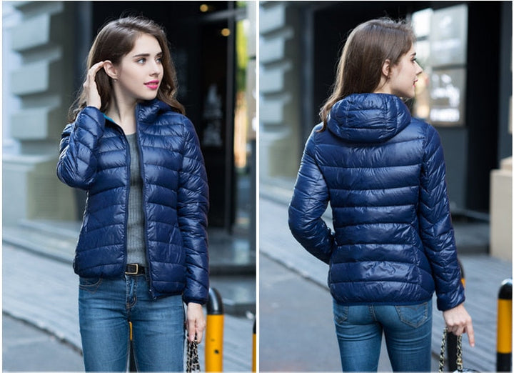 Frau in blauer Daunenjacke, Jeans, draußen, Stadt, Herbstmode, stilvoll, warm, bequem.