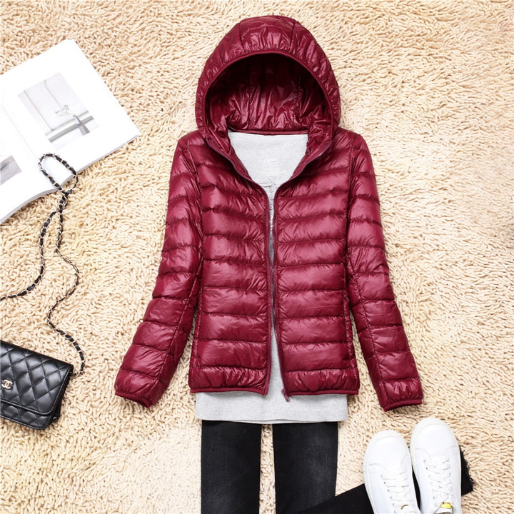 Bordeauxrote Daunenjacke mit Kapuze, Damenmode, Winterjacke, warm, stilvoll, elegant.