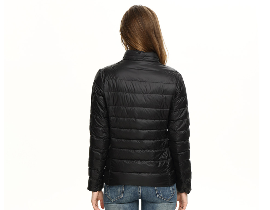 Frau in schwarzer Daunenjacke, Rückansicht, modisch, warm, Winterbekleidung, Outdoorjacke.