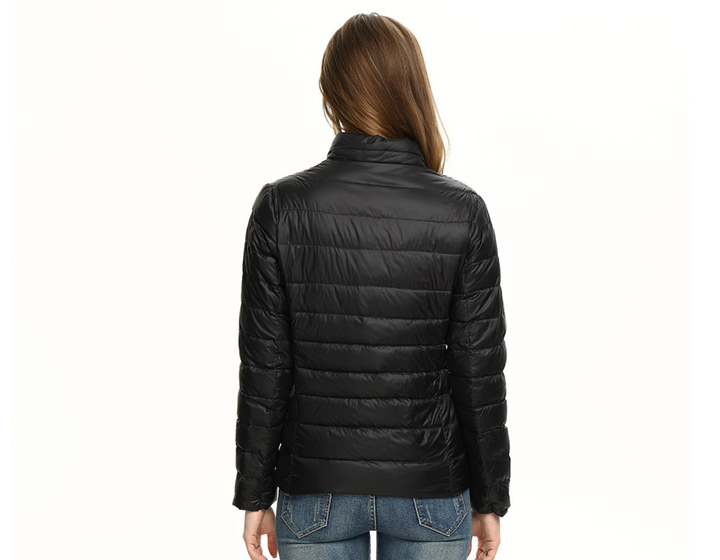 Frau in schwarzer Daunenjacke, Rückansicht, modisch, warm, Winterbekleidung, Outdoorjacke.