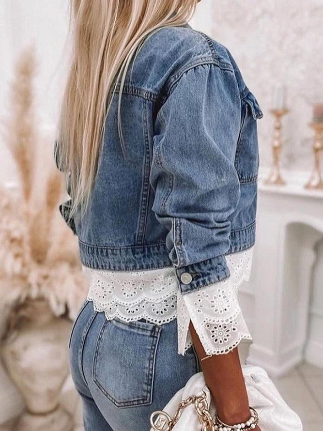 Frau in blauer Jeansjacke und Jeans, weiße Spitzenbluse, modisch, lässiger Stil.