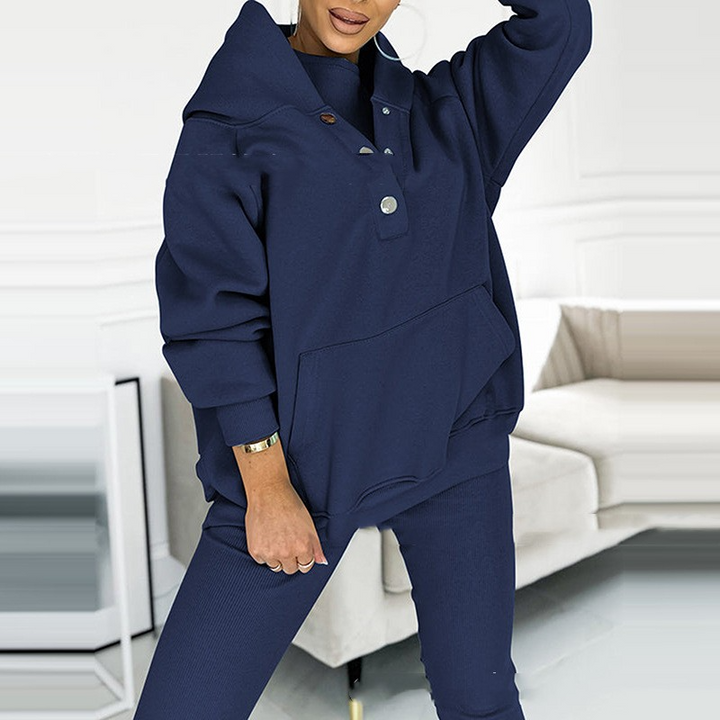 Dunkelblauer Damen-Hoodie mit Kapuze und Knöpfen, lässiger Stil, gemütliches Wohnzimmer.