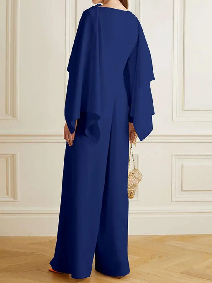 Frau in elegantem, blauem Jumpsuit mit weitem Bein und langen Ärmeln, modisch, Frühling 2024.