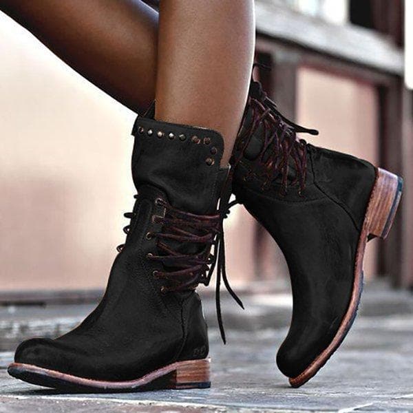 Damen Lederstiefel schwarz, elegant, mit Nieten und Schnürung, modisch, Herbstmode.