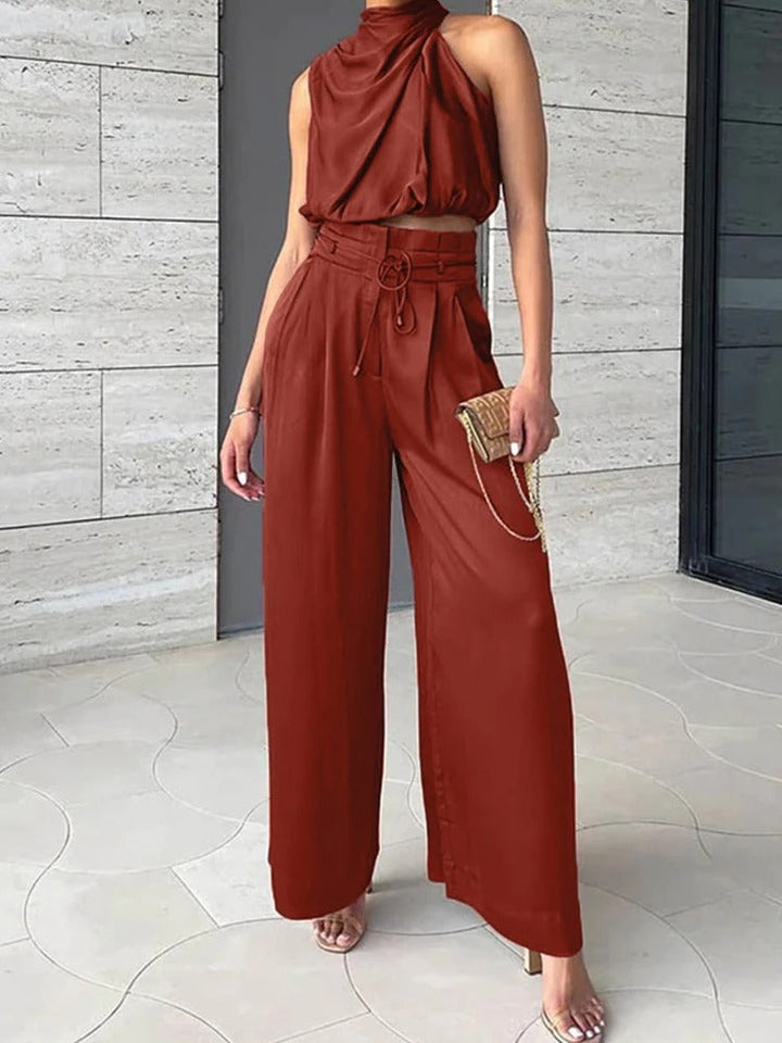 Frau in eleganter, rostfarbener Hose und Top, moderne Mode, Sommeroutfit, stilvoll.
