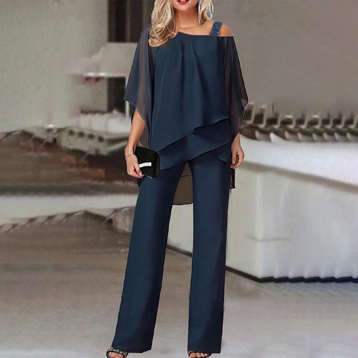 Damen-Outfit, dunkelblau, zweiteilig, schulterfrei, elegant, Abendmode, Chiffon, Hose und Oberteil.