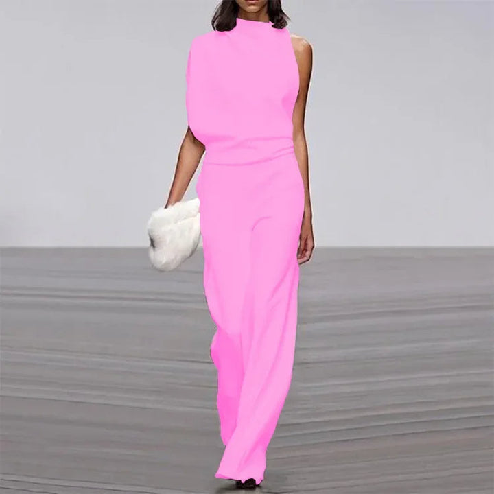 Frau in pinkem Jumpsuit mit weißer Clutch auf Laufsteg, Mode, Damenbekleidung, Trend.