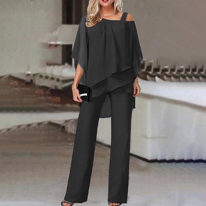 Damen-Outfit, schwarzer Chiffon-Zweiteiler, schulterfrei, elegant, Abendmode, modisch.