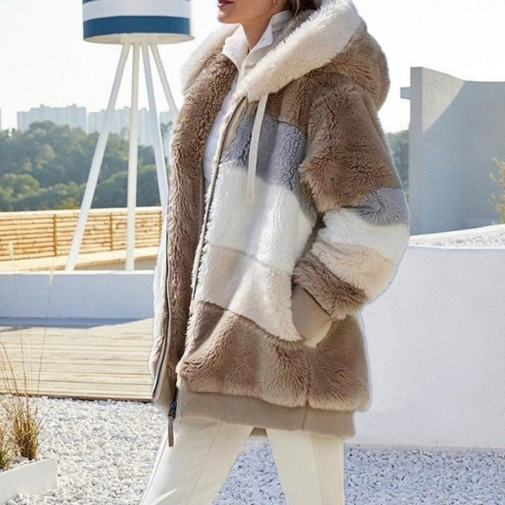 Damen Winterjacke aus Kunstpelz, beige-weiß, mit Kapuze, modisch, warm, Outdoor-Bekleidung.
