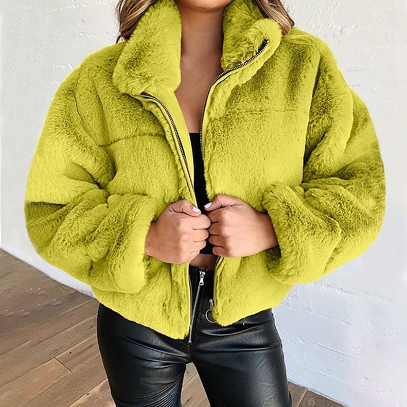 Damenjacke aus gelbem Kunstpelz, modisch, warm, Reißverschluss, Herbst-Winter-Outfit.