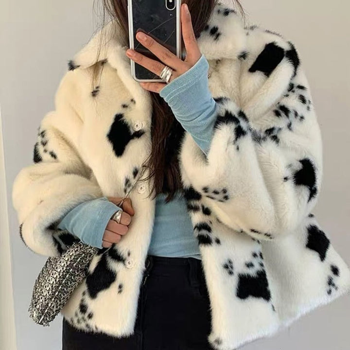 Damenjacke Kunstpelz weiß schwarz Flecken, modisch, warm, Winterbekleidung, elegant.