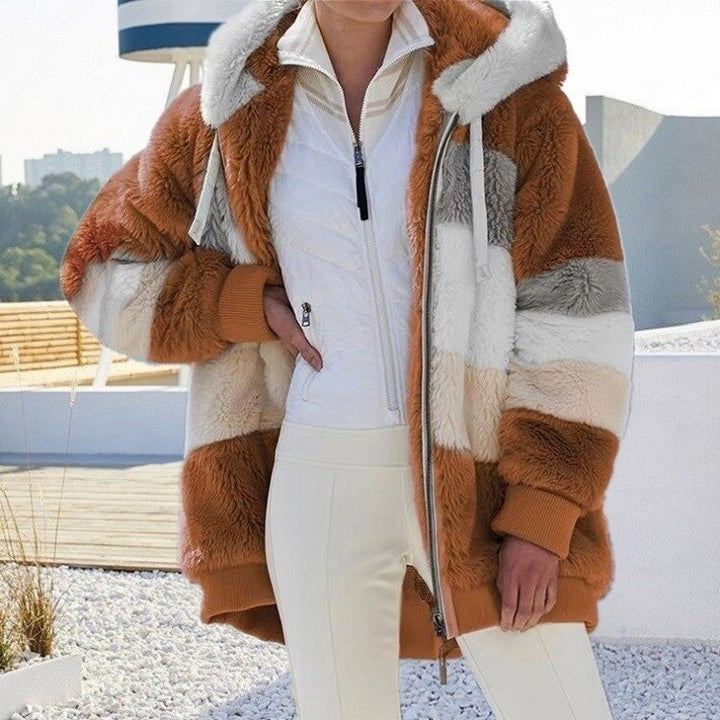 Frau in gestreifter Kunstpelzjacke, braun-weiß, mit Kapuze, modisch, Herbst-Winter-Outfit.