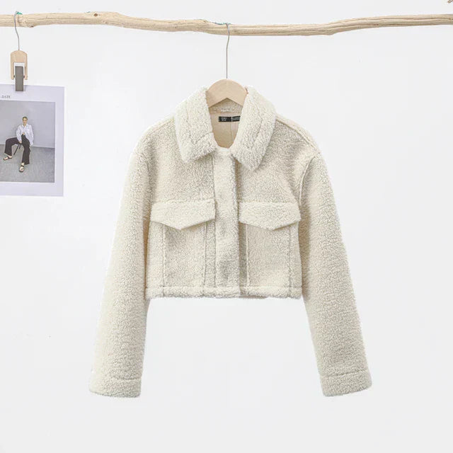 Weiße Damenjacke aus Kunstlammwolle, lange Ärmel, Kragen, Taschen, Wintermode 2023.