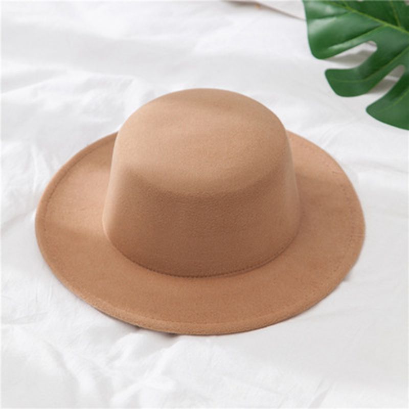 Brauner Filzhut auf weißem Hintergrund, modisches Accessoire, klassisches Design.