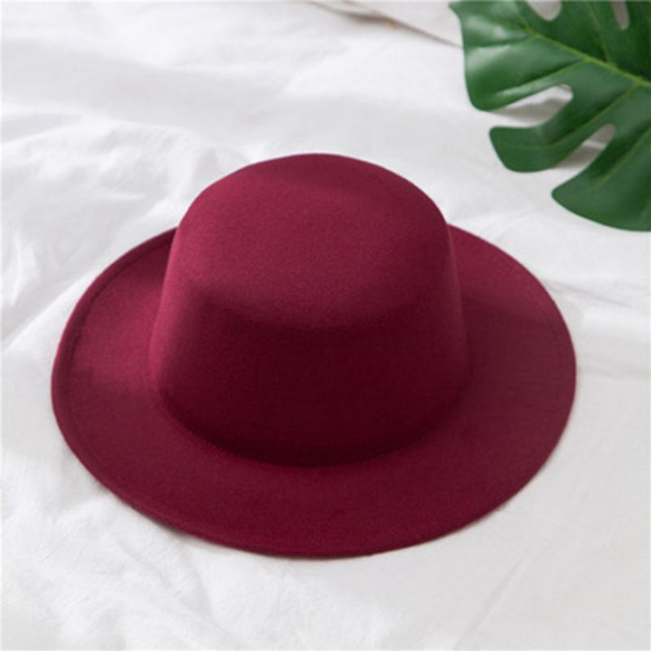 Bordeauxroter Filzhut auf weißem Hintergrund, modisches Accessoire, Herbstmode.
