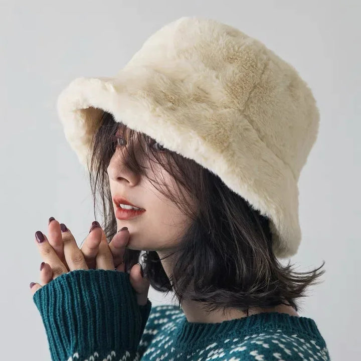 Frau mit cremefarbenem Kunstpelz-Bucket-Hut, Wintermode, stilvoller Look.