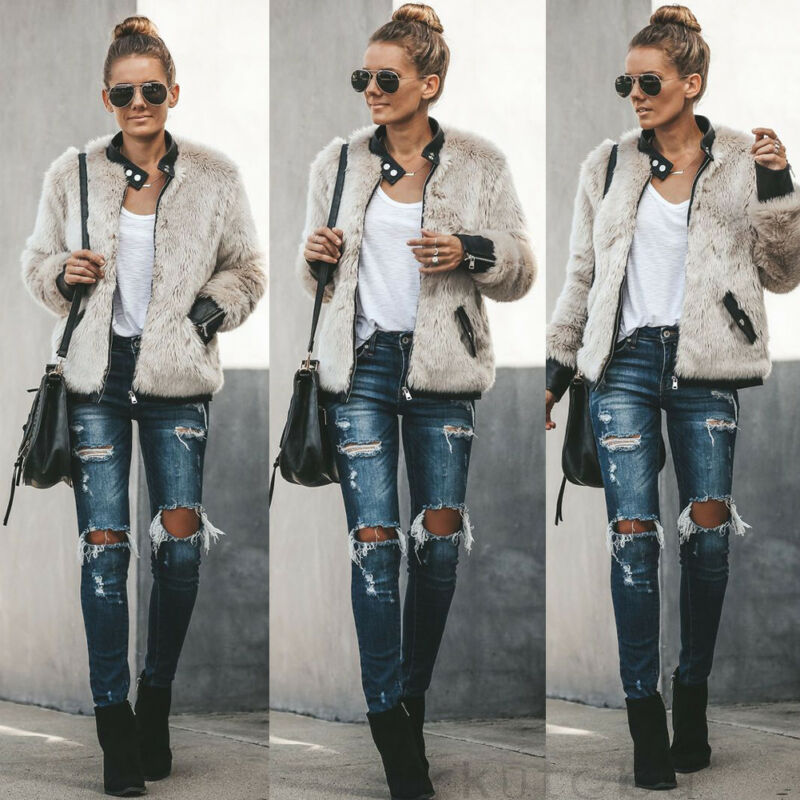Frau in modischer Kunstpelzjacke, zerrissenen Jeans, Sonnenbrille und Stiefeln.