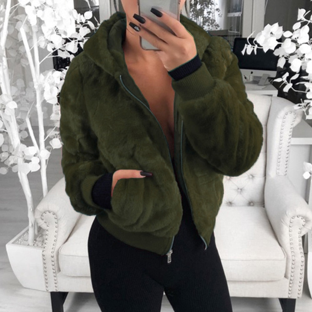 Frau in olivgrüner Kunstpelzjacke, Reißverschluss, Kapuze, modisch, gemütlich, Winterkleidung.