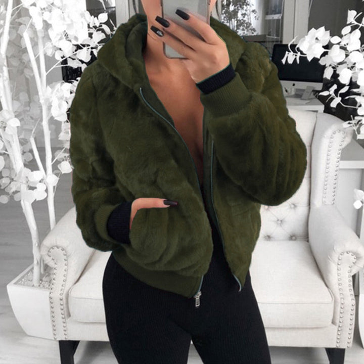 Frau in olivgrüner Kunstpelzjacke, Reißverschluss, Kapuze, modisch, gemütlich, Winterkleidung.