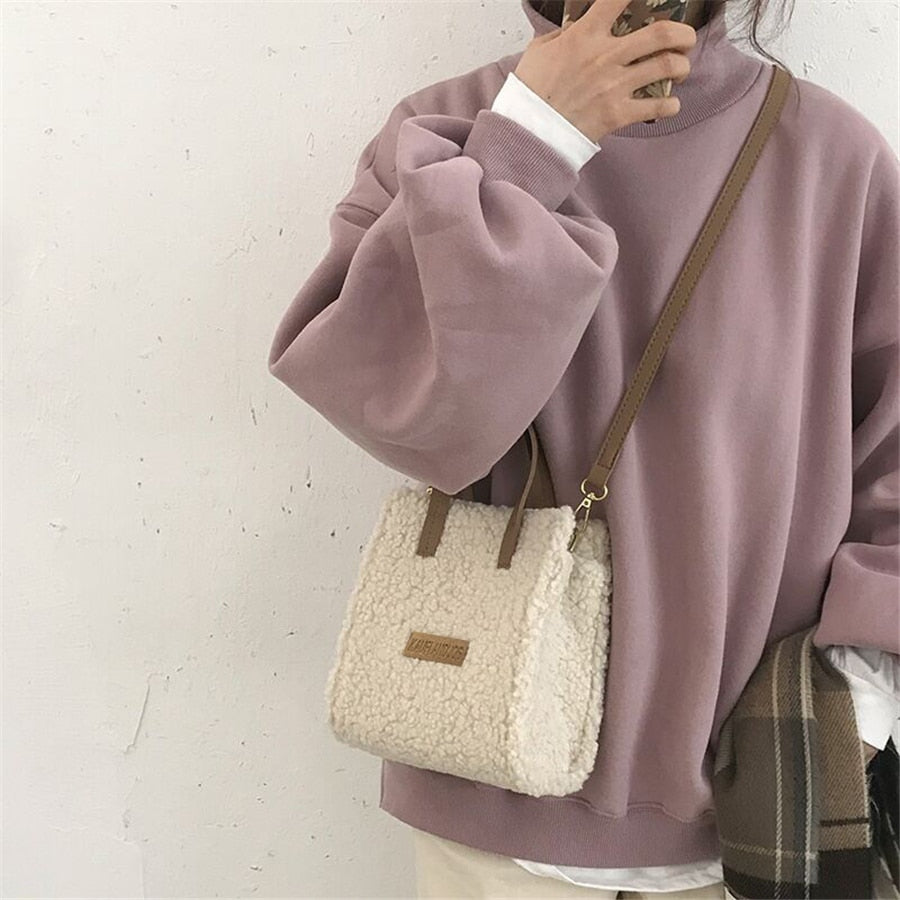 Flauschige Umhängetasche Damen, beige, Lammfell-Optik, modisch, lässig, Herbstmode.