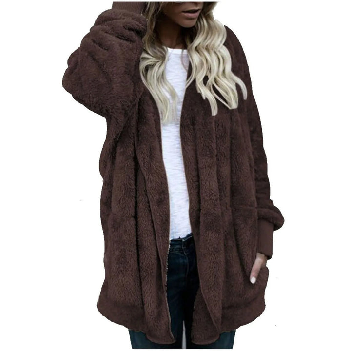 Frau in braunem Teddy-Mantel, lässig, warm, Wintermode, Damenbekleidung, Streetwear.