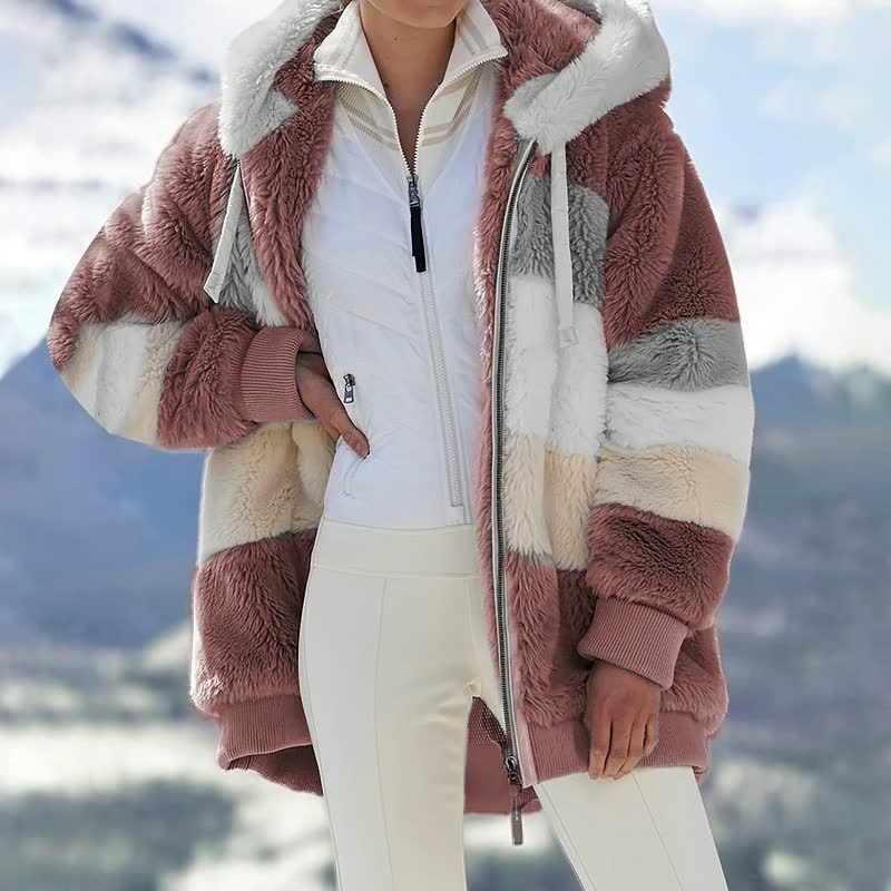 Frau in gestreifter Kunstpelzjacke, rosa und weiß, Wintermode, Outdoor-Bekleidung.