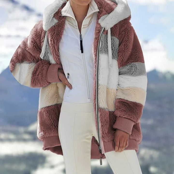 Frau in gestreifter Kunstpelzjacke, rosa und weiß, Wintermode, Outdoor-Bekleidung.