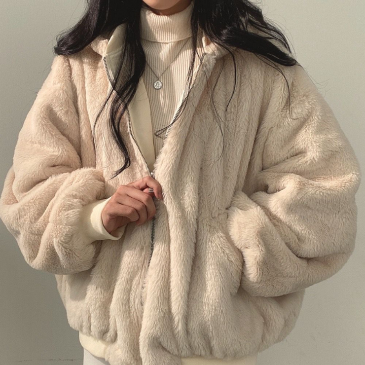 Flauschige Damenjacke beige, Reißverschluss, Wintermode, warm, modisch, gemütlich, elegant.